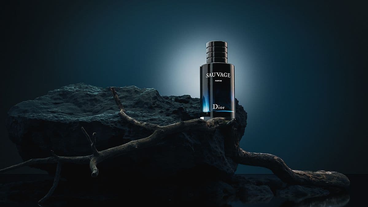 Botellas de perfume exclusivas sobre mármol negro con iluminación cálida